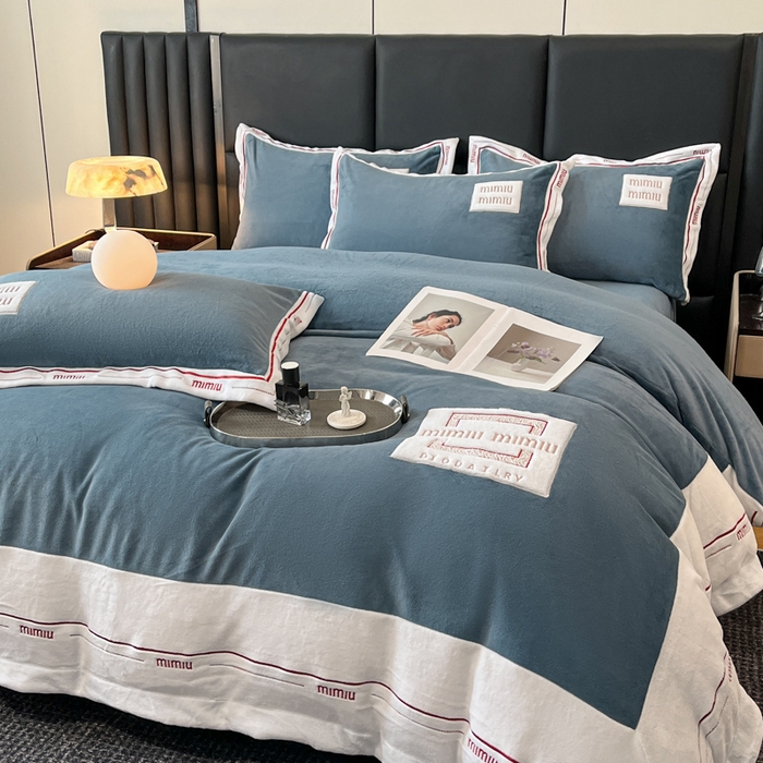91家纺网 家纺一手货源 找家纺 苏木年华 2024新款无印良品风230克全消光牛奶绒大拼角压线刺绣四件套-塔莉 塔莉-深蓝