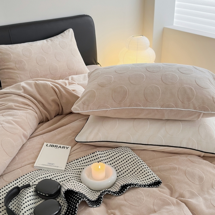 91家纺网 家纺一手货源 找家纺 潘朵拉家纺 2024新款雕花波点系列牛奶绒四件套 波尔卡-奶驼