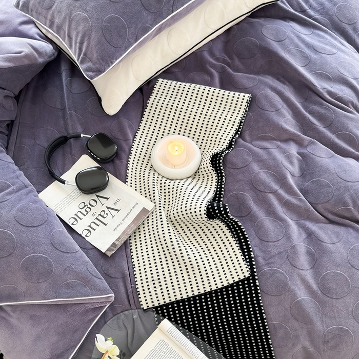 91家纺网 家纺一手货源 找家纺 潘朵拉家纺 2024新款雕花波点系列牛奶绒四件套 波尔卡-暗夜紫