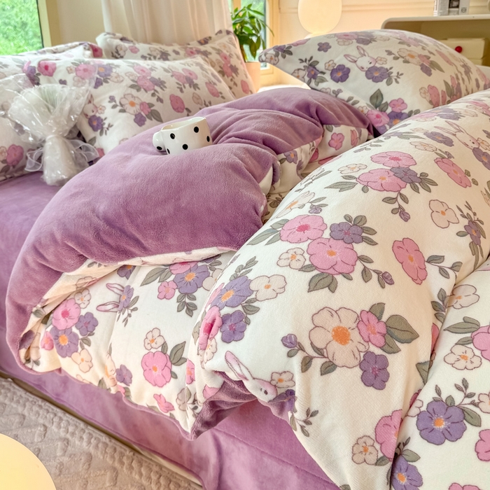 91家纺网 家纺一手货源 找家纺 富之航家纺 2024新款高克重小清新牛奶绒四件套 花园兔-紫