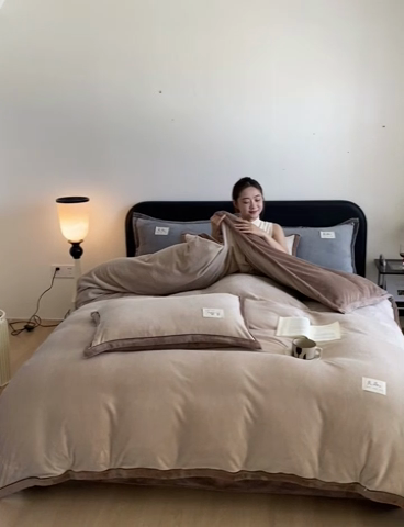 91家纺网 家纺一手货源 找家纺 澳梵家居 2024新款牛奶绒包边嵌绳款双拼四件套 杏仁配浅驼