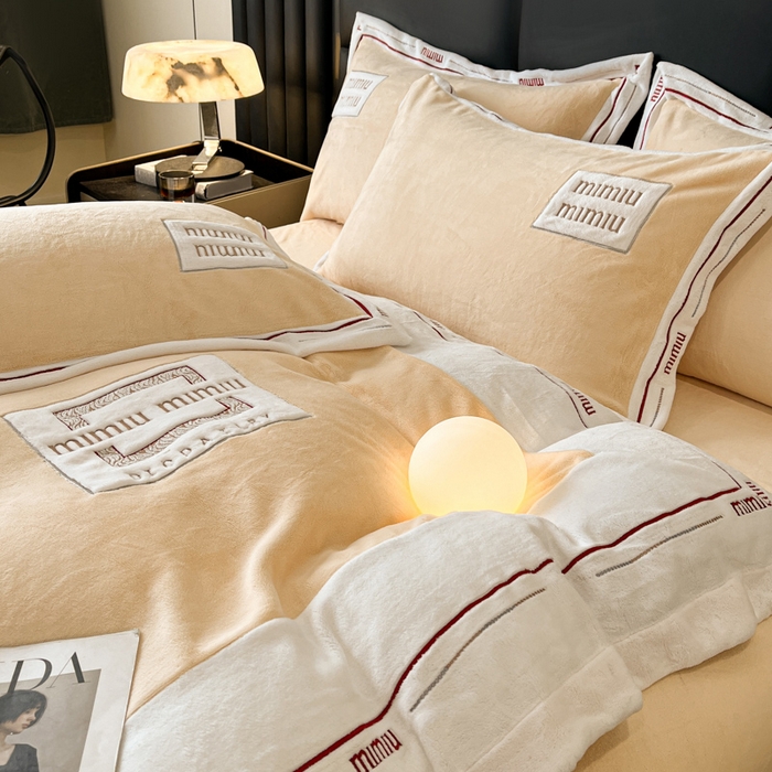 91家纺网 家纺一手货源 找家纺 苏木年华 2024新款无印良品风230克全消光牛奶绒大拼角压线刺绣四件套-塔莉 塔莉-黄