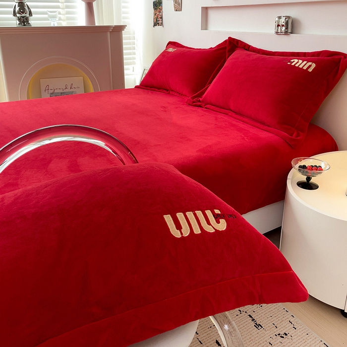 91家纺网 家纺一手货源 找家纺 言熙居 2024新款牛奶绒刺绣纯色360度全包床笠三件套 喵喵-红