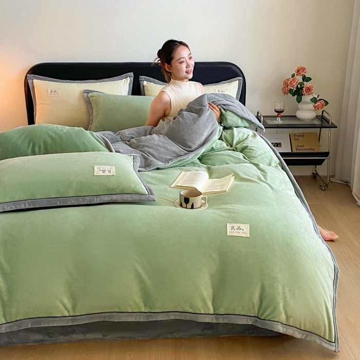 91家纺网 家纺一手货源 找家纺 澳梵家居 2024新款牛奶绒包边嵌绳款双拼四件套 清新绿配星际灰