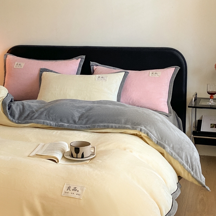 91家纺网 家纺一手货源 找家纺 澳梵家居 2024新款牛奶绒包边嵌绳款双拼四件套 嫩黄拼星际灰