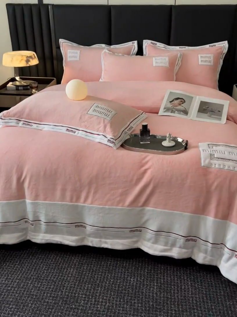 91家纺网 家纺一手货源 找家纺 苏木年华 2024新款无印良品风230克全消光牛奶绒大拼角压线刺绣四件套-塔莉 塔莉-粉