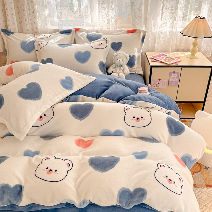91家纺网 家纺一手货源 找家纺 全季家居 2024新款A类小清新印花牛奶绒高克重加厚保暖被套单件 爱心熊