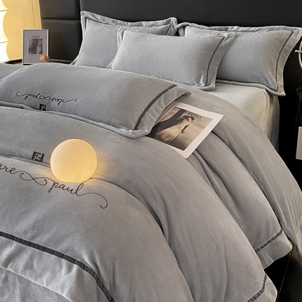 万盛家纺 2025新款牛奶绒织带宽边绣花四件套 鸭蛋灰