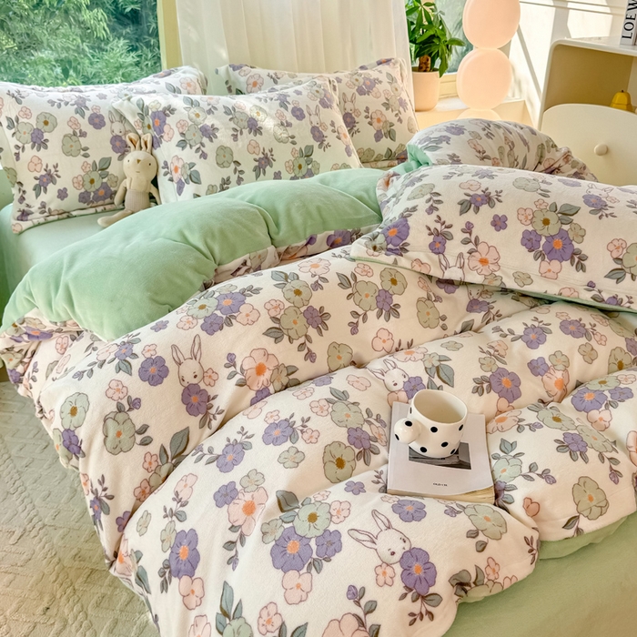 91家纺网 家纺一手货源 找家纺 富之航家纺 2024新款高克重小清新牛奶绒四件套 花园兔-蓝