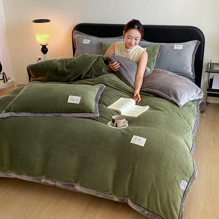 91家纺网 家纺一手货源 找家纺 澳梵家居 2024新款牛奶绒包边嵌绳款双拼四件套 橄榄绿拼星际灰