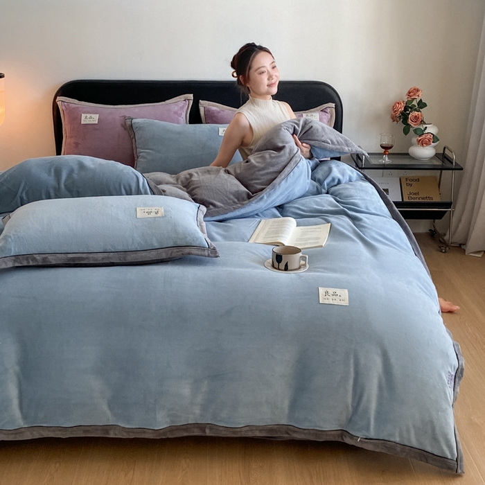 91家纺网 家纺一手货源 找家纺 澳梵家居 2024新款牛奶绒包边嵌绳款双拼四件套 柔情蓝拼星际灰