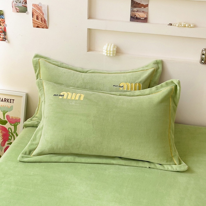 91家纺网 家纺一手货源 找家纺 言熙居 2024新款牛奶绒刺绣纯色360度全包床笠三件套 喵喵-绿