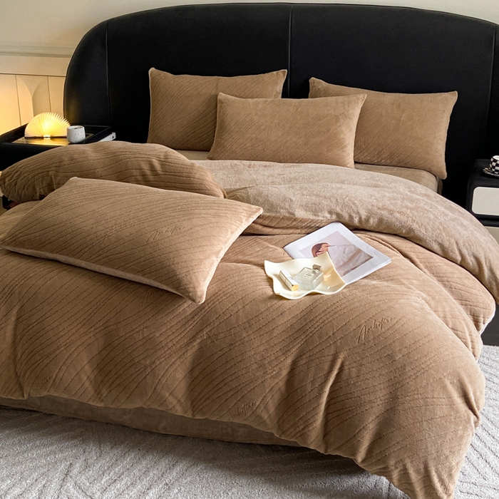 91家纺网 家纺一手货源 找家纺 2024新款立体浮雕保暖加厚牛奶绒四件套 似水流年