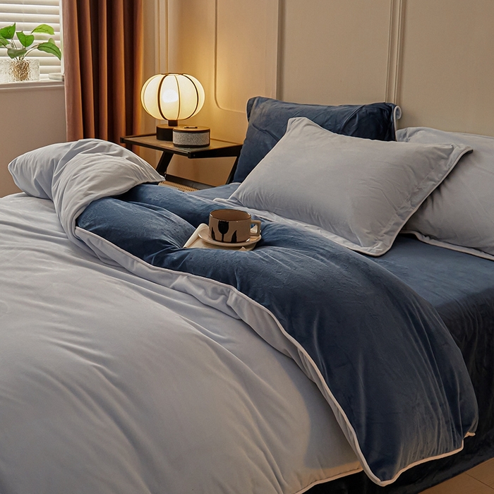 91家纺网 家纺一手货源 找家纺 澳梵家居 澳梵家居 2024新款A类宝宝绒嵌绳款四件套--【雅致系列】 浅灰+深蓝