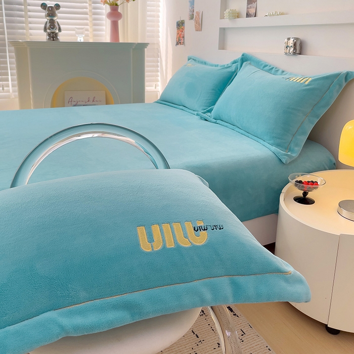 91家纺网 家纺一手货源 找家纺 言熙居 2024新款牛奶绒刺绣纯色360度全包床笠三件套 喵喵-浅蓝