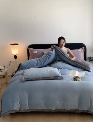 91家纺网 家纺一手货源 找家纺 澳梵家居 2024新款牛奶绒包边嵌绳款双拼四件套 柔情蓝拼星际灰