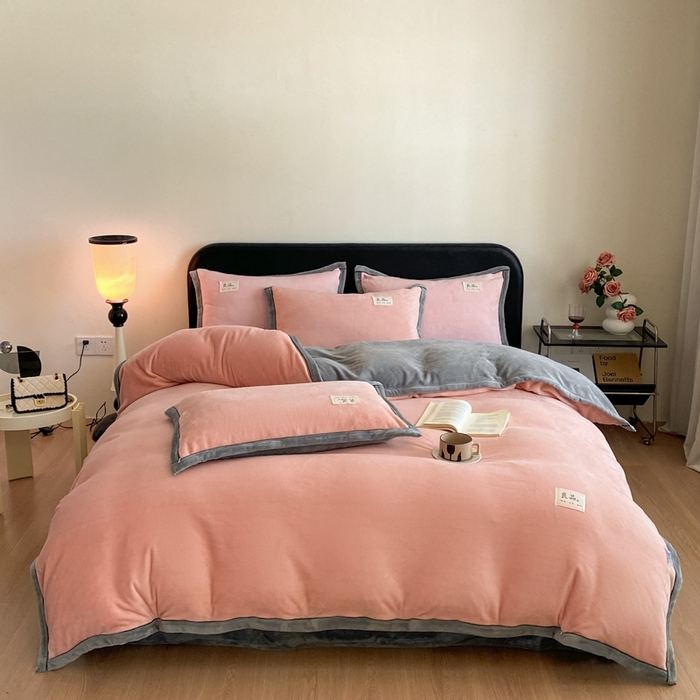 91家纺网 家纺一手货源 找家纺 澳梵家居 2024新款牛奶绒包边嵌绳款双拼四件套 粉玉拼星际灰