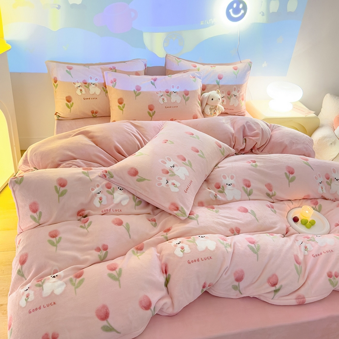 91家纺网 家纺一手货源 找家纺 2024新款抗静电加厚牛奶绒印花四件套 粉郁金香兔兔