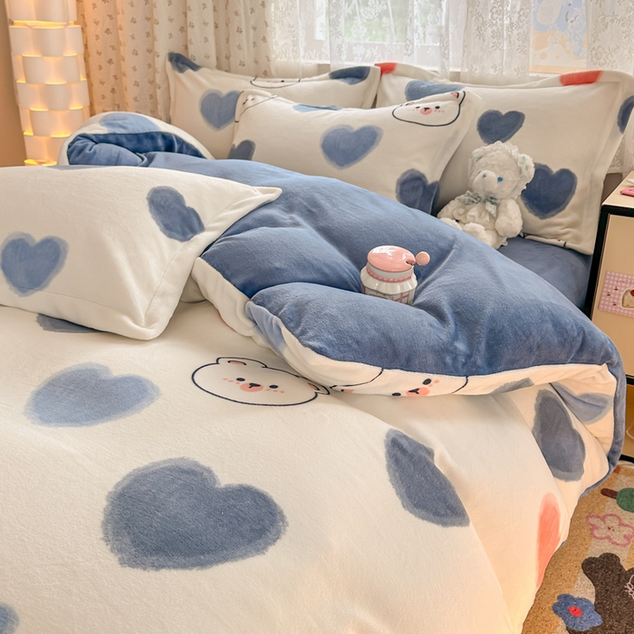 91家纺网 家纺一手货源 找家纺 全季家居 2024新款A类小清新印花牛奶绒高克重加厚保暖被套单件 爱心熊