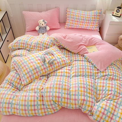 91家纺网 家纺一手货源 找家纺 2024新款高克重亲肤牛奶绒四件套-场景一 粉格子