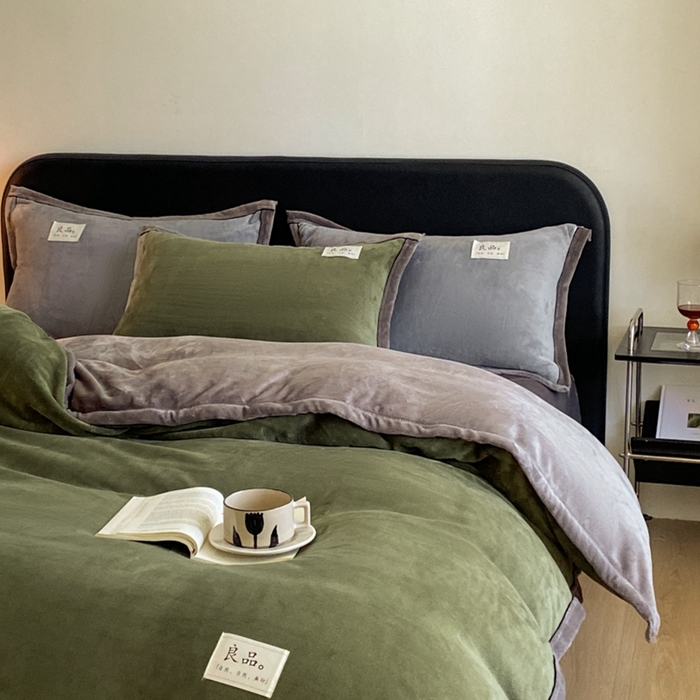 91家纺网 家纺一手货源 找家纺 澳梵家居 2024新款牛奶绒包边嵌绳款双拼四件套 橄榄绿拼星际灰