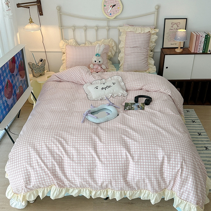 91家纺网 家纺一手货源 找家纺 2024新款花边奶油格子全棉混搭款四件套 酪酪粉桃格