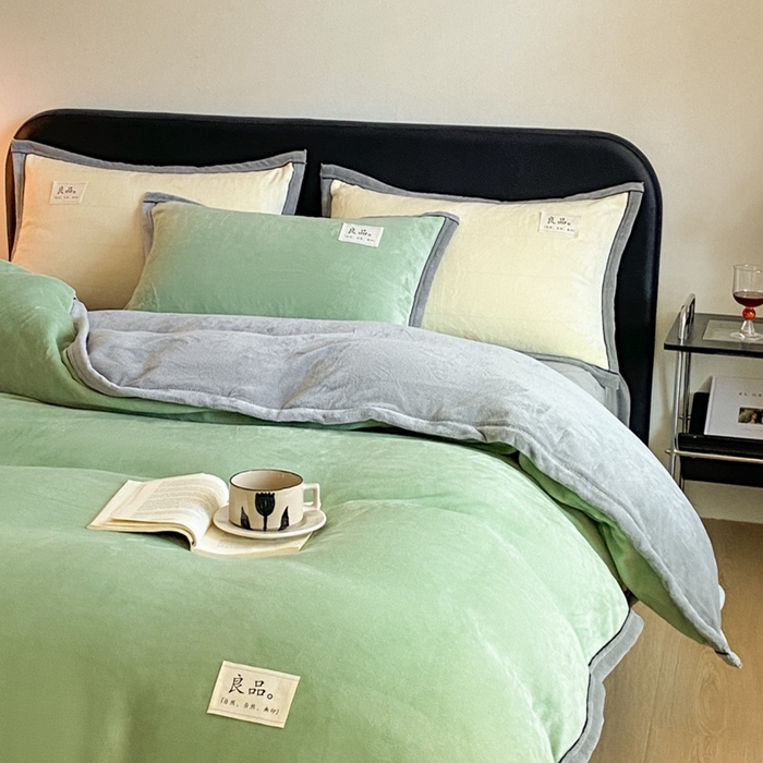 91家纺网 家纺一手货源 找家纺 澳梵家居 2024新款牛奶绒包边嵌绳款双拼四件套 清新绿配星际灰