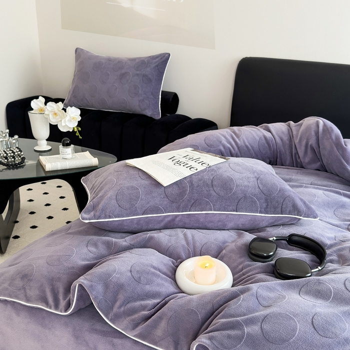 91家纺网 家纺一手货源 找家纺 潘朵拉家纺 2024新款雕花波点系列牛奶绒四件套 波尔卡-暗夜紫