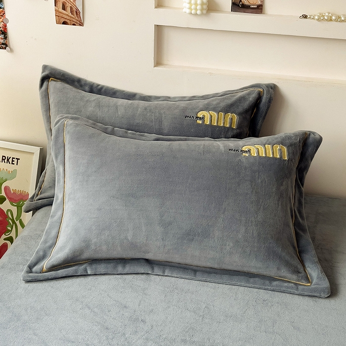 91家纺网 家纺一手货源 找家纺 言熙居 2024新款牛奶绒刺绣纯色360度全包床笠三件套 喵喵-灰