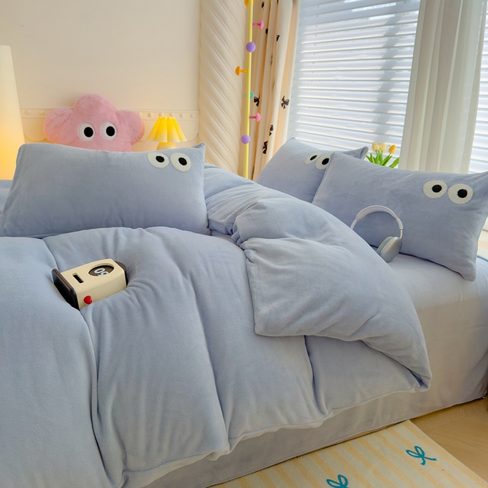 91家纺网 家纺一手货源 找家纺 2024新款牛奶绒毛巾绣四件套-超大大眼睛系列 大眼睛雾蓝