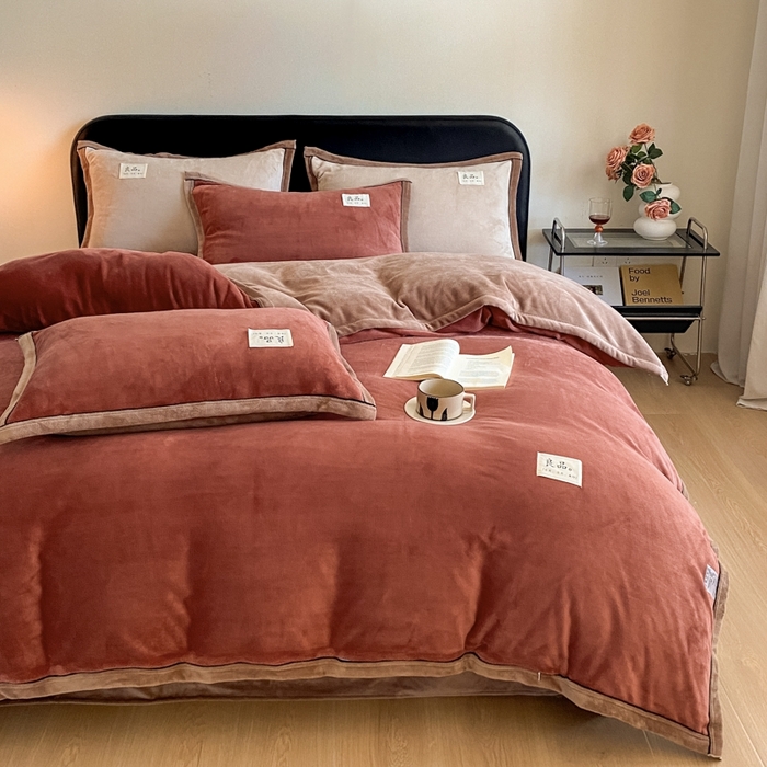 91家纺网 家纺一手货源 找家纺 澳梵家居 2024新款牛奶绒包边嵌绳款双拼四件套 晨曦红拼浅驼