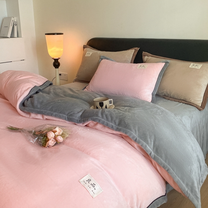 91家纺网 家纺一手货源 找家纺 澳梵家居 2024新款牛奶绒包边嵌绳款双拼四件套 水粉拼星际灰