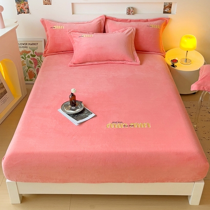 91家纺网 家纺一手货源 找家纺 言熙居 2024新款牛奶绒刺绣纯色360度全包床笠三件套 喵喵-玉