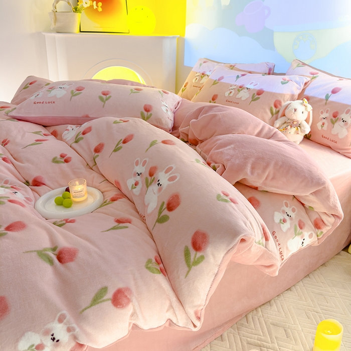 91家纺网 家纺一手货源 找家纺 2024新款抗静电加厚牛奶绒印花四件套 粉郁金香兔兔