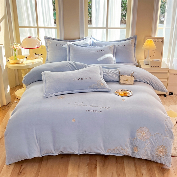 91家纺网 家纺一手货源 找家纺 绒棉世家 2025新款高端牛奶绒刺绣四件套-莫奈花园系列 莫奈花园-天蓝色