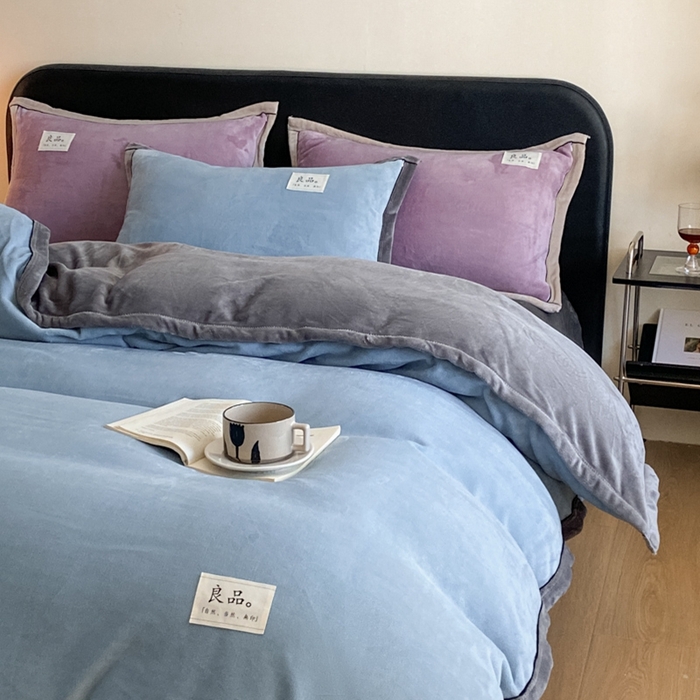 91家纺网 家纺一手货源 找家纺 澳梵家居 2024新款牛奶绒包边嵌绳款双拼四件套 柔情蓝拼星际灰