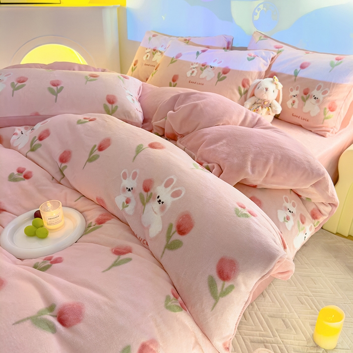 91家纺网 家纺一手货源 找家纺 2024新款抗静电加厚牛奶绒印花四件套 粉郁金香兔兔