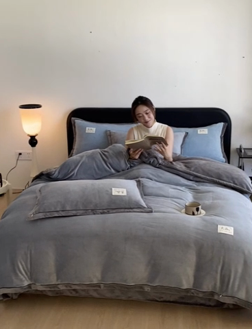 91家纺网 家纺一手货源 找家纺 澳梵家居 2024新款牛奶绒包边嵌绳款双拼四件套 星际灰拼古典灰