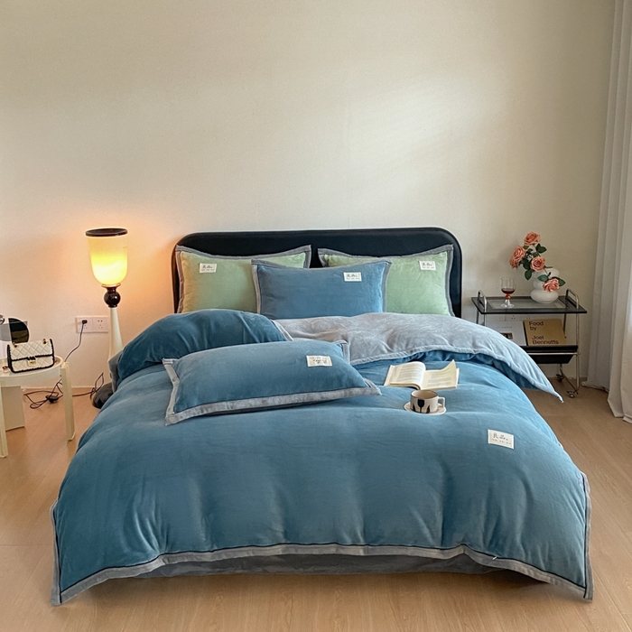 91家纺网 家纺一手货源 找家纺 澳梵家居 2024新款牛奶绒包边嵌绳款双拼四件套 复古蓝拼星际灰