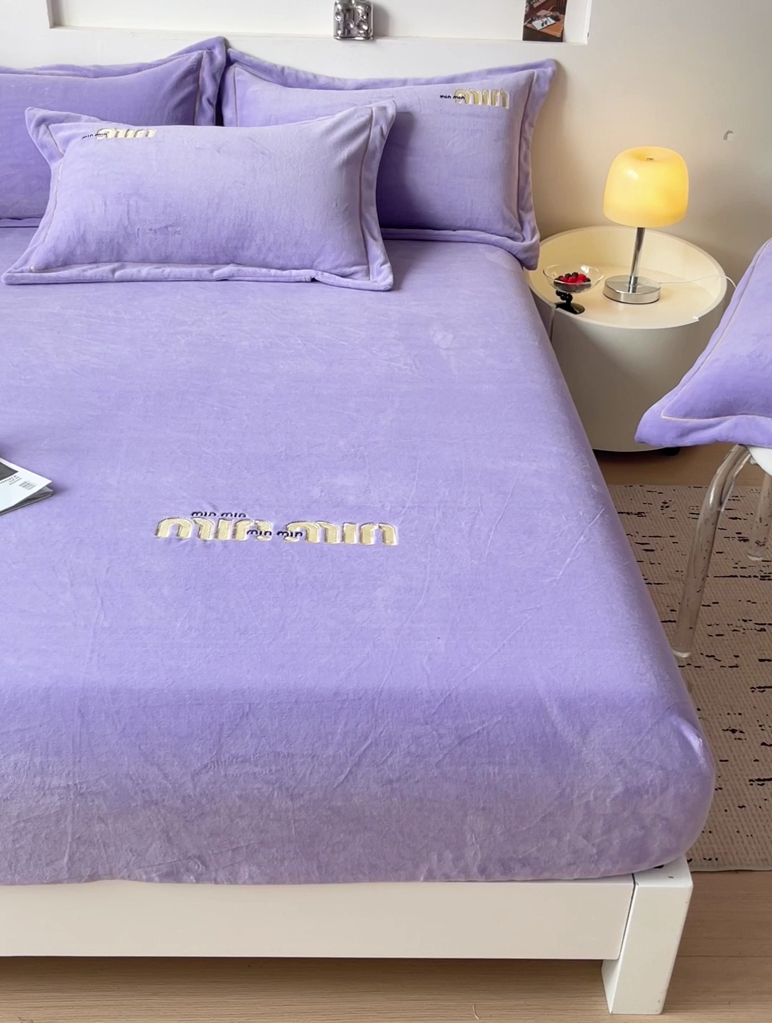 91家纺网 家纺一手货源 找家纺 言熙居 2024新款牛奶绒刺绣纯色360度全包床笠三件套 喵喵-紫