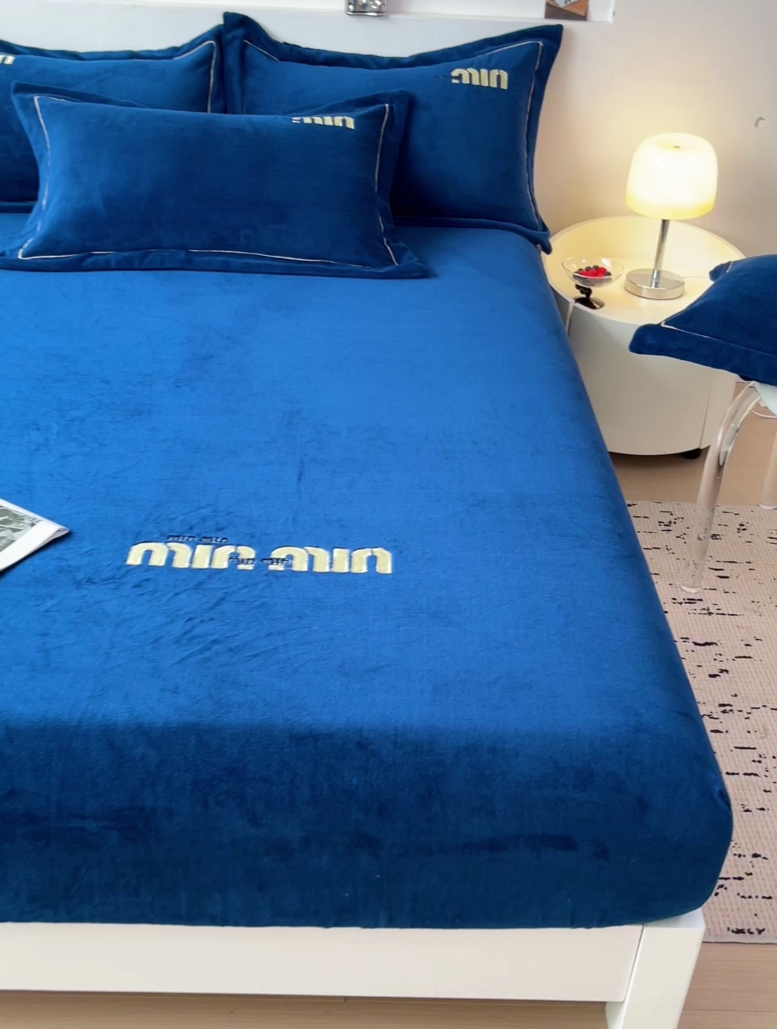 91家纺网 家纺一手货源 找家纺 言熙居 2024新款牛奶绒刺绣纯色360度全包床笠三件套 喵喵-深蓝