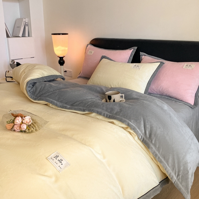 91家纺网 家纺一手货源 找家纺 澳梵家居 2024新款牛奶绒包边嵌绳款双拼四件套 嫩黄拼星际灰