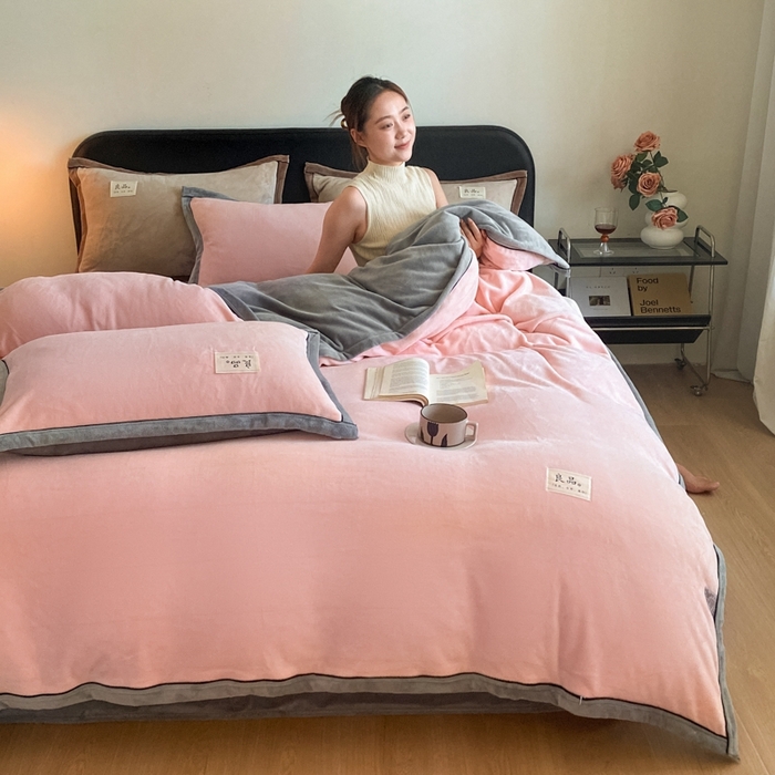 91家纺网 家纺一手货源 找家纺 澳梵家居 2024新款牛奶绒包边嵌绳款双拼四件套 水粉拼星际灰