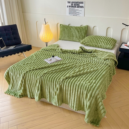 91家纺网 家纺一手货源 找家纺 航途席业 2025新款仿兔毛抽条毛毯牛奶绒毛毯午睡毯（可供跨境电商） 抹茶绿