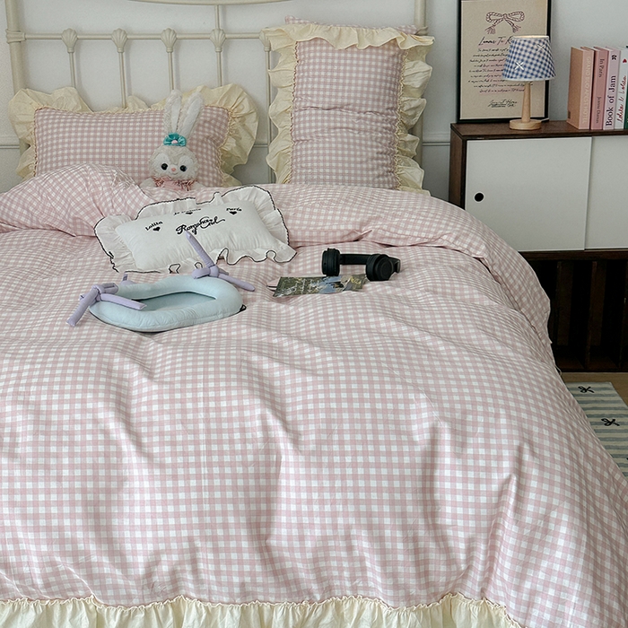 91家纺网 家纺一手货源 找家纺 2024新款花边奶油格子全棉混搭款四件套 酪酪粉桃格