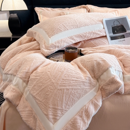 91家纺网 家纺一手货源 找家纺 水云缦 2024新款双拼角雕花牛奶绒四件套 克洛伊-香妃玉