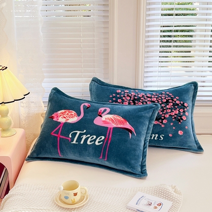 91家纺网 家纺一手货源 找家纺 圣比熊 2025新款冬季法莱绒枕套牛奶绒枕头套单人宿舍珊瑚绒枕芯套 玫瑰恋人