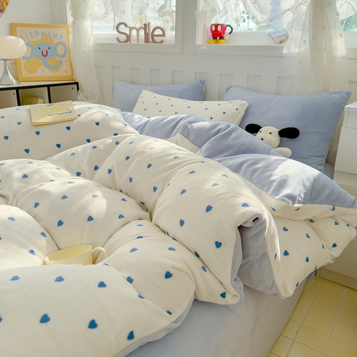 91家纺网 家纺一手货源 找家纺 2024新款高克重亲肤牛奶绒四件套-场景一 蓝爱心