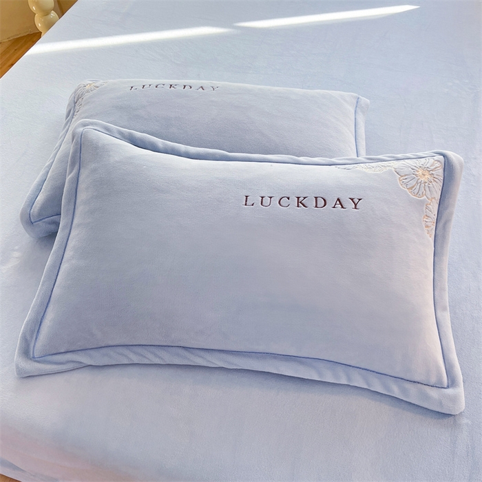 91家纺网 家纺一手货源 找家纺 绒棉世家 2025新款高端牛奶绒刺绣四件套-莫奈花园系列 莫奈花园-天蓝色