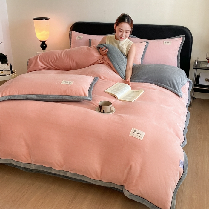 91家纺网 家纺一手货源 找家纺 澳梵家居 2024新款牛奶绒包边嵌绳款双拼四件套 粉玉拼星际灰